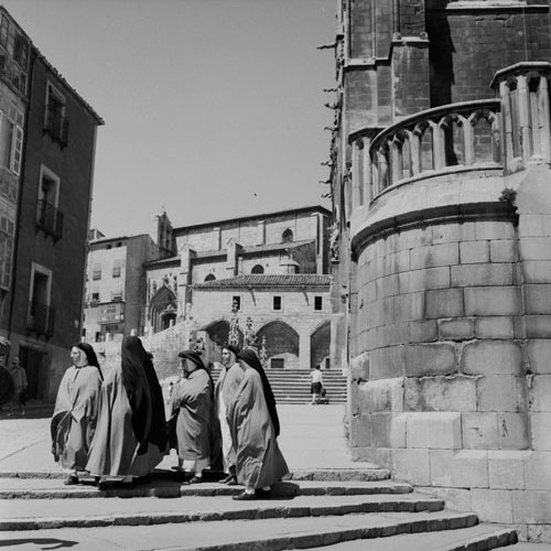 Descripción: Monjas al lado de la catedral de Burgos.