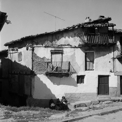 Descripción: Vieja casa de madera y adobe encalada en  Miranda del Castañar.