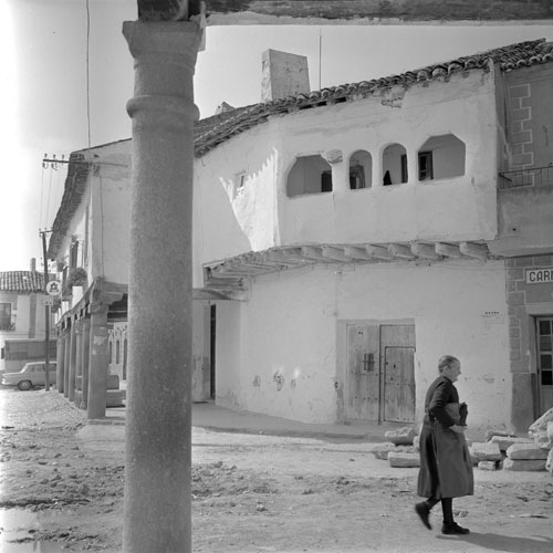 Descripción: Una mujer camina por las calles de Escalona (Toledo)