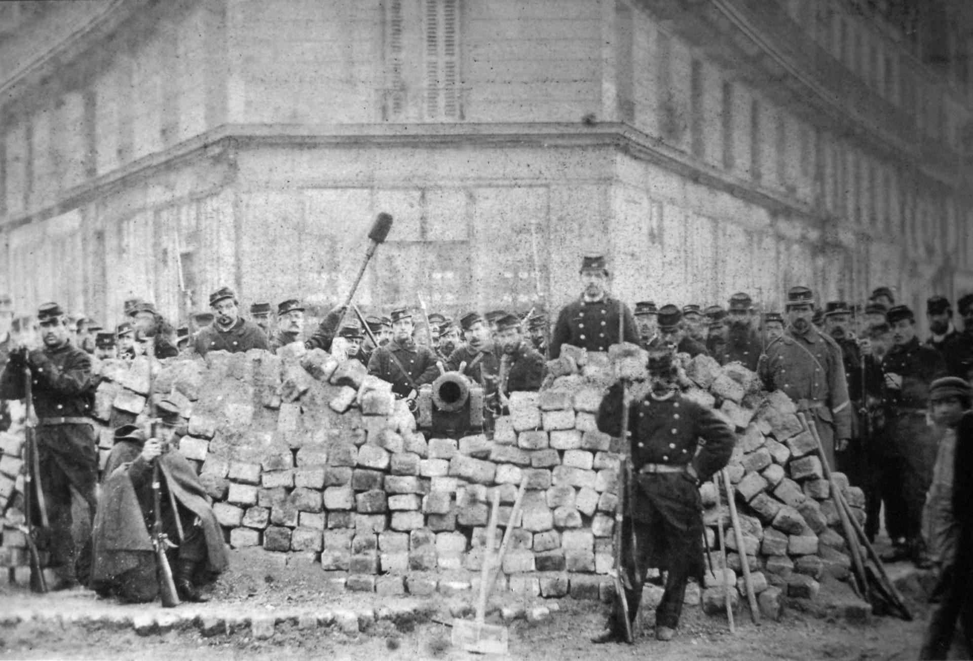 Una barricada en la Rue Voltaire, durante la Semana Sangrienta. (Wikimedia Commons)